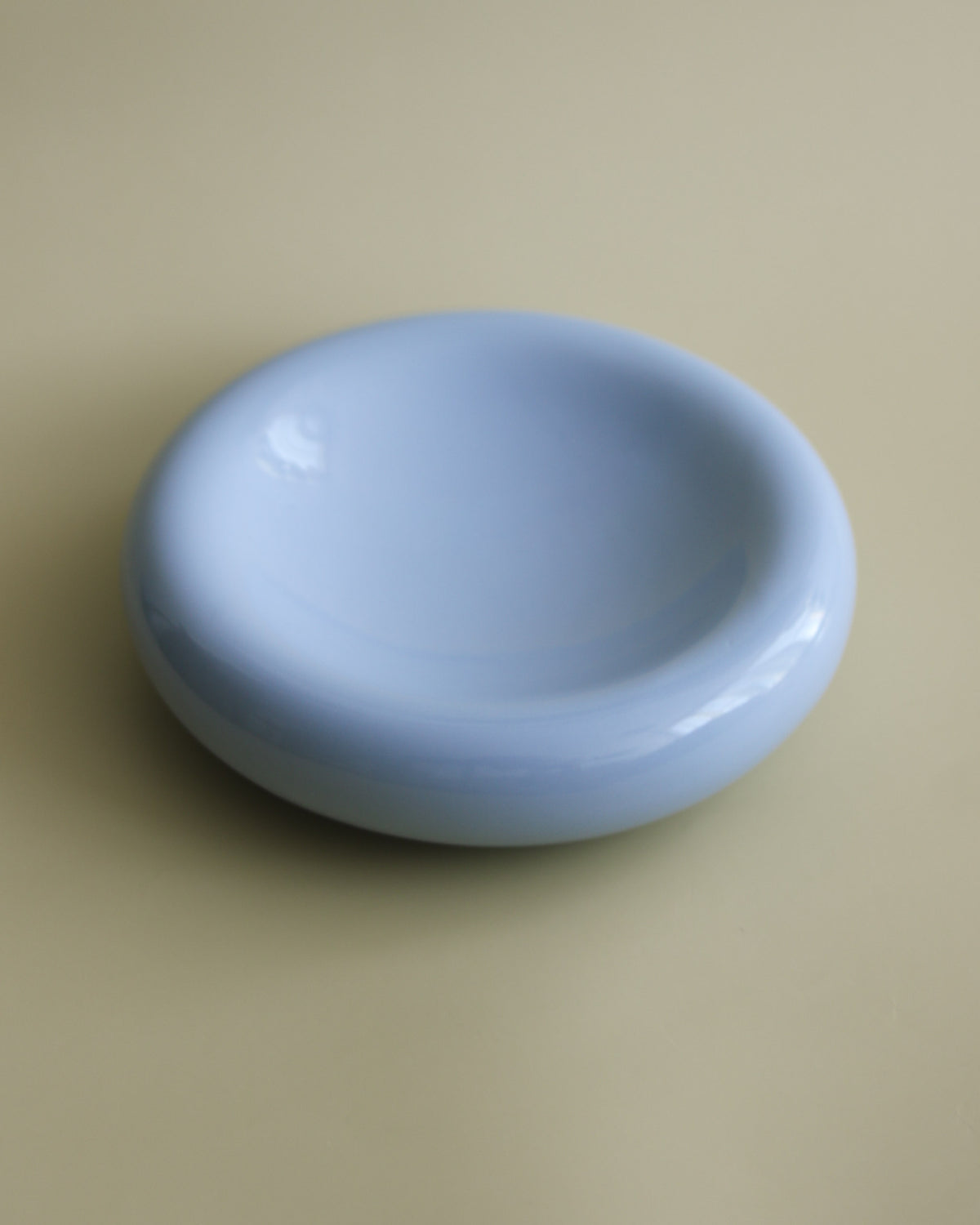 Side view of rounded, whisker friendly cat bowl in blue by Noots Pets. 
